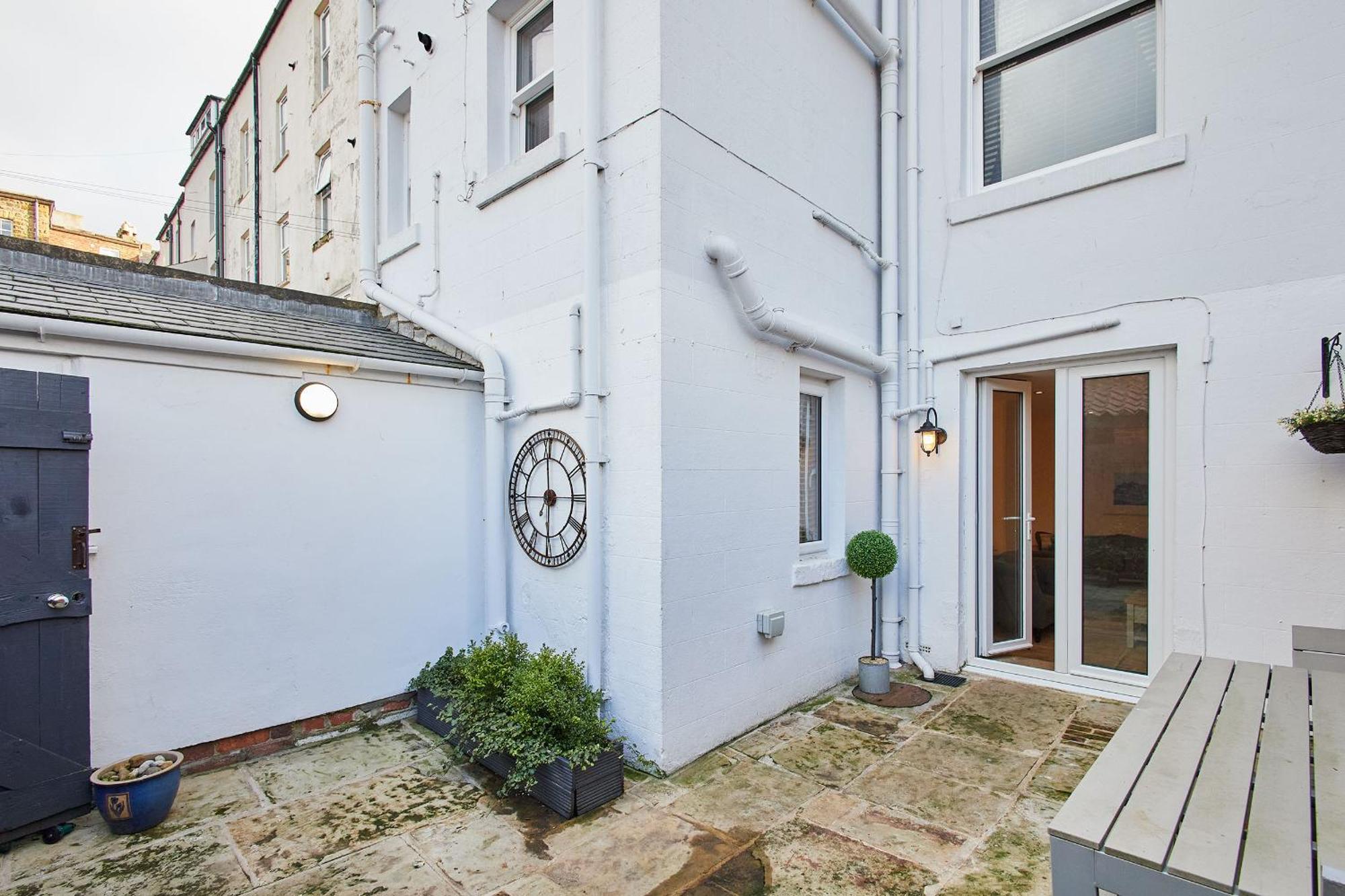 Апартаменты Host & - The Courtyard Retreat *