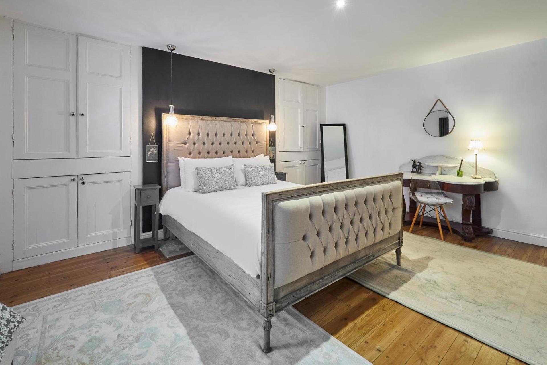Host & - The Courtyard Retreat