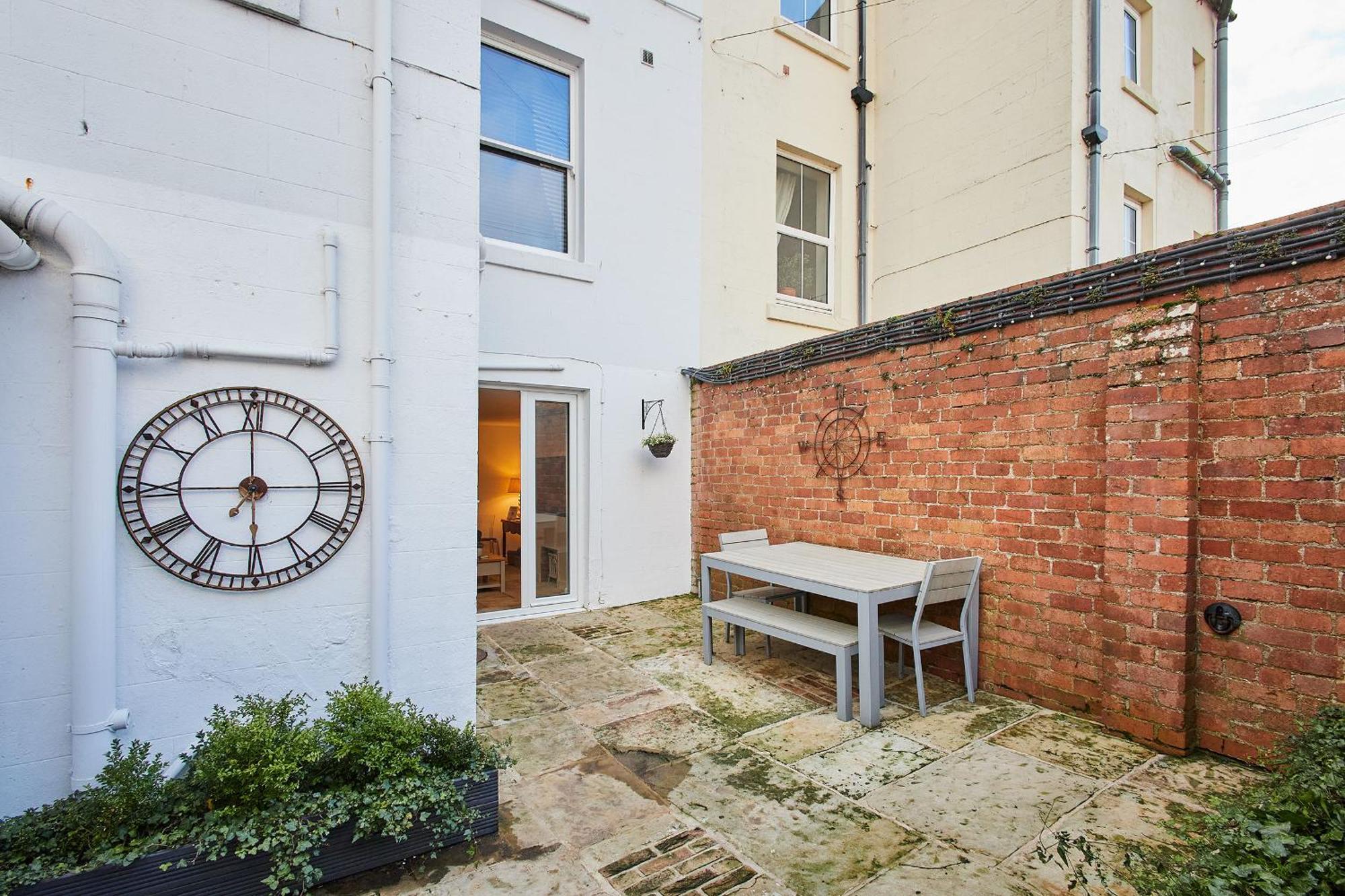 Host & - The Courtyard Retreat Apartment